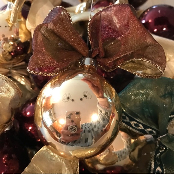 🎄Box of Ornaments with Bows - Picture 2 of 4